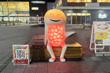新函館北斗駅前 ずーしーほっきーを認知症のオレンジカラーにライトアップ